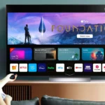 Người phụ nữ trải nghiệm TV LG OLED Evo với hình ảnh sắc nét, màu đen sâu khi xem phim trên Apple TV+