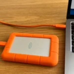 Ổ cứng ngoài kết nối với máy tính để sao lưu dữ liệu cá nhân