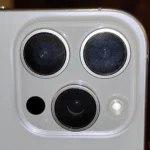 Ống kính camera iPhone bị bám bẩn bởi dầu mỡ nhìn từ cự ly gần