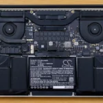 Pin laptop MacBook được tháo rời để lộ cấu trúc bên trong