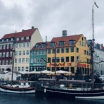 Quang cảnh kênh đào với những tòa nhà nhiều màu sắc ở một thành phố, thể hiện hiệu ứng từ bộ lọc camera smartphone.