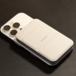 Sạc dự phòng Anker gắn trên iPhone 16 Pro đang sạc pin trên bàn