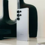 Samsung Galaxy S25 Ultra với thiết kế tinh xảo đặt trên bệ trắng