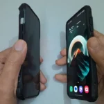 So sánh góc nhìn giữa tấm dán màn hình bảo mật và kính cường lực thông thường, minh họa khả năng chống nhìn trộm hiệu quả.