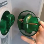 So sánh thiết bị skimming thẻ với đầu đọc thẻ tín dụng thật tại cây ATM.