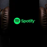 Spotify trên màn hình điện thoại kết nối tai nghe, biểu tượng Spotify hiển thị rõ
