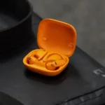 Tai nghe Powerbeats Pro 2 màu cam nổi bật với tính năng đo nhịp tim tích hợp.