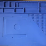 Thảm silicone chống tĩnh điện với các ngăn nhỏ, giúp kỹ thuật viên sắp xếp và quản lý ốc vít, linh kiện máy tính gọn gàng.