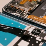 Thao tác tháo lắp linh kiện điện thoại