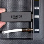 Thiết bị Amazon Fire TV Stick cắm vào cổng HDMI, biểu tượng cho việc theo dõi dữ liệu trên Smart TV và các thiết bị kết nối.