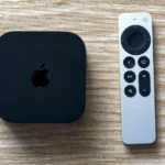 Thiết bị Apple TV 4K và điều khiển từ xa, minh họa cho việc kết nối iPhone với TV qua AirPlay