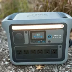 Trạm sạc di động Anker Solix C1000 trên nền cỏ xanh, minh họa tính di động và khả năng sử dụng ngoài trời.