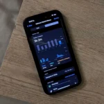 Trang Thống kê thời gian sử dụng màn hình (Screen Time) trên iPhone 14 Pro Max đặt trên bàn, minh họa vấn đề nghiện điện thoại