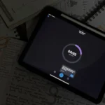 Ứng dụng giới hạn thời gian trên iPad với các ghi chú xung quanh, minh họa việc quản lý thời gian sử dụng thiết bị di động