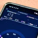 Ứng dụng Speedtest Ookla trên màn hình điện thoại, minh họa kiểm tra tốc độ mạng di động