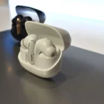 Xiaomi Buds 5 Pro Wi-Fi tại MWC 2025 với thiết kế sang trọng, nhấn mạnh tính năng kết nối Wi-Fi tiên phong